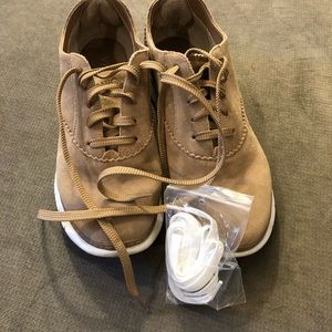 Vionic taupe leather/suede lace up shoes